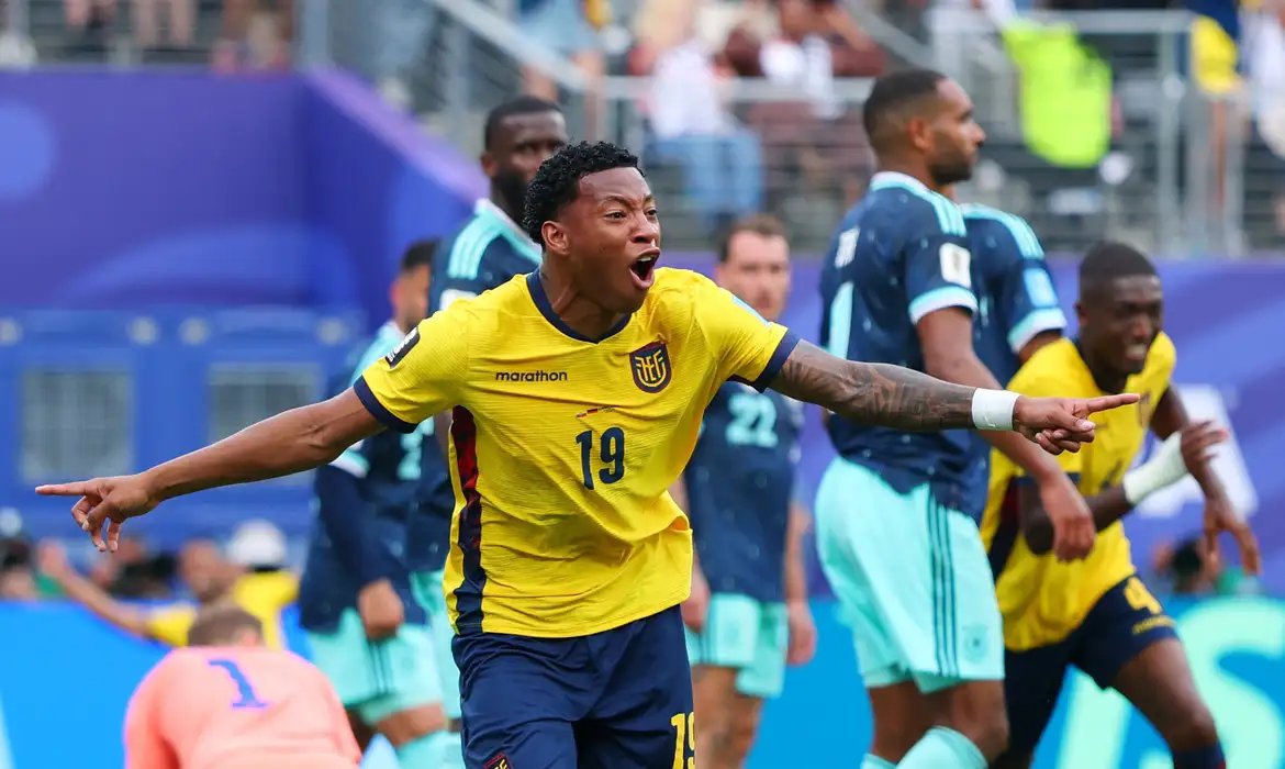 Equador vence Alemanha de virada e carimba vaga no mata-mata da Copa