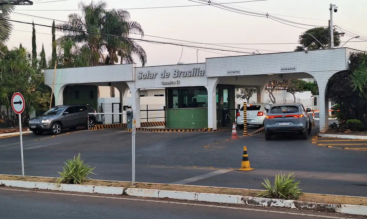 Moraes autoriza Bolsonaro a sair da prisão domiciliar para dentista