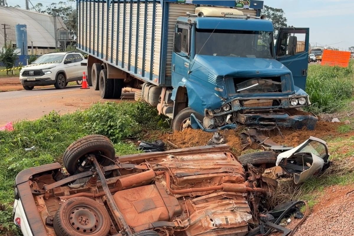 Carro capota após batida contra caminhão e 2 pessoas morrem na BR-163 em Sinop (MT)