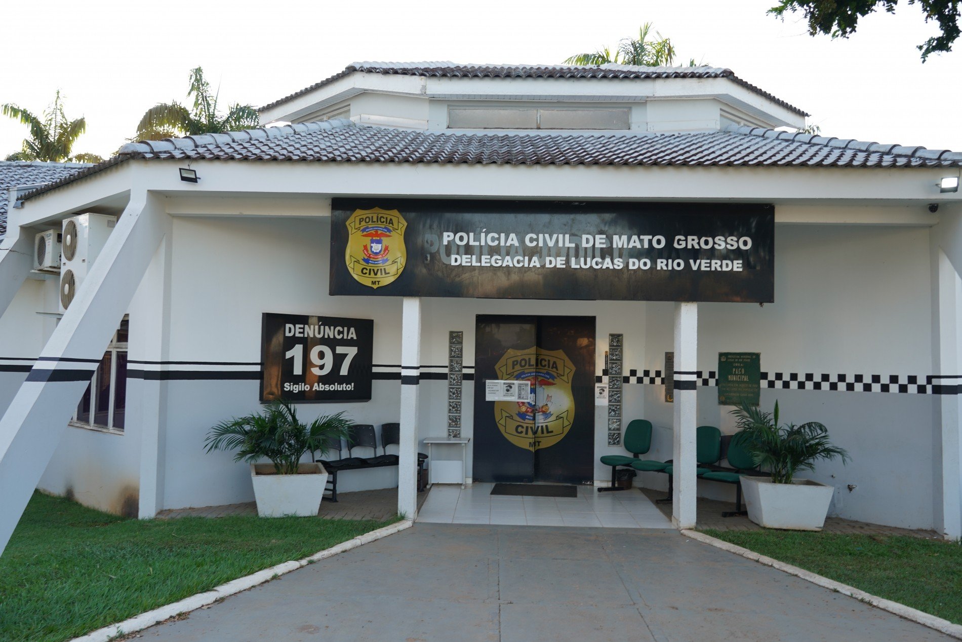 Mulher é presa após deixar bebê de 1 ano e outras duas crianças sozinhas para assistir a jogo em MT