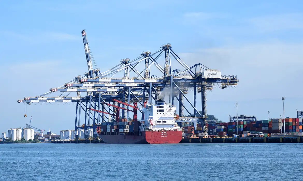 Balança comercial tem pior resultado para novembro desde 2021