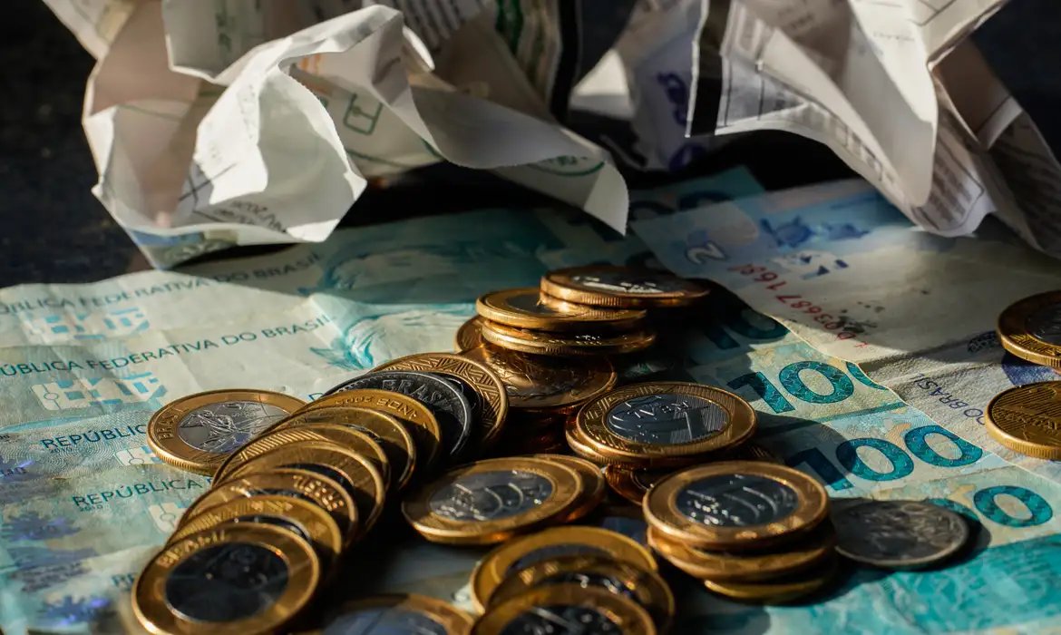 Economia cresce 0,7% em maio, puxada por consumo das famílias, diz FGV