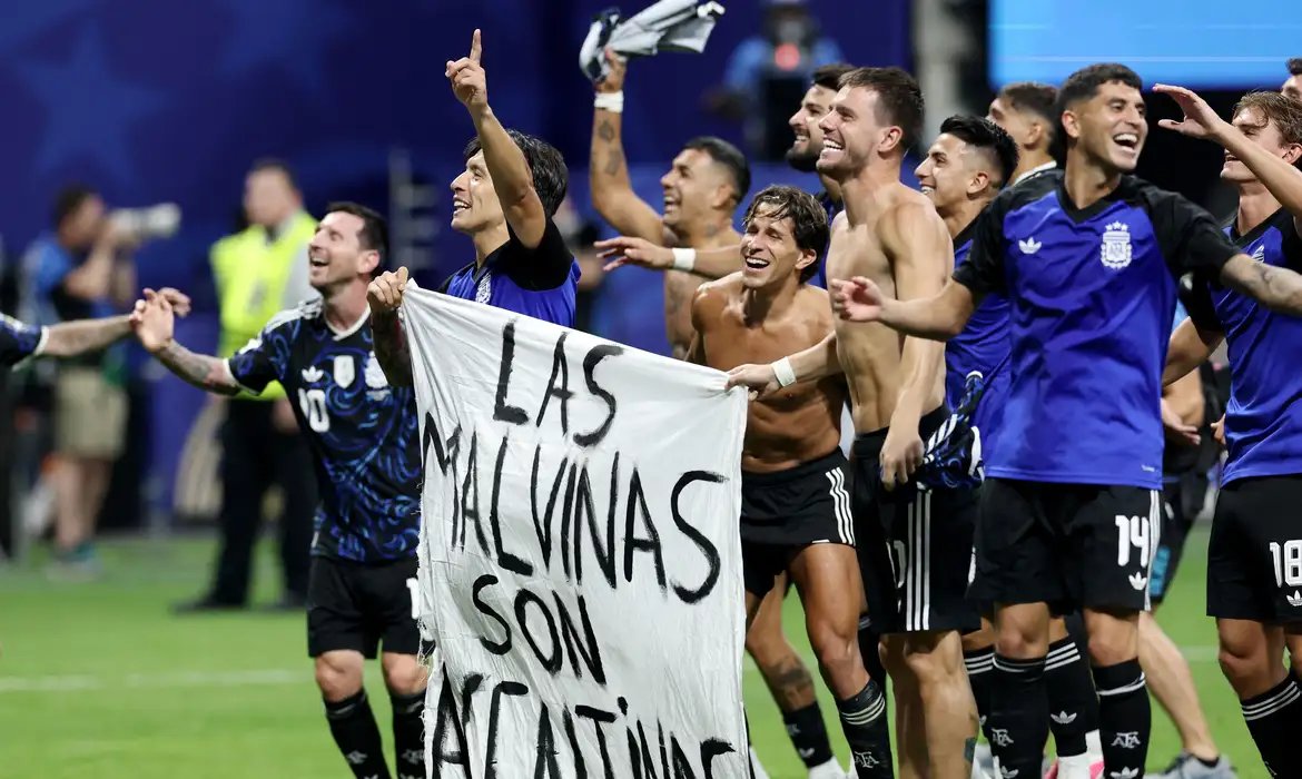 Ato de jogadores argentinos reacende debate sobre domínio das Malvinas