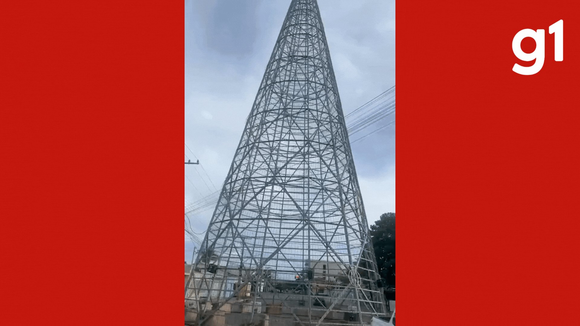 Decoração de parar o trânsito: cidade de MT instala árvore de Natal no meio da rua e bloqueia passagem de carros