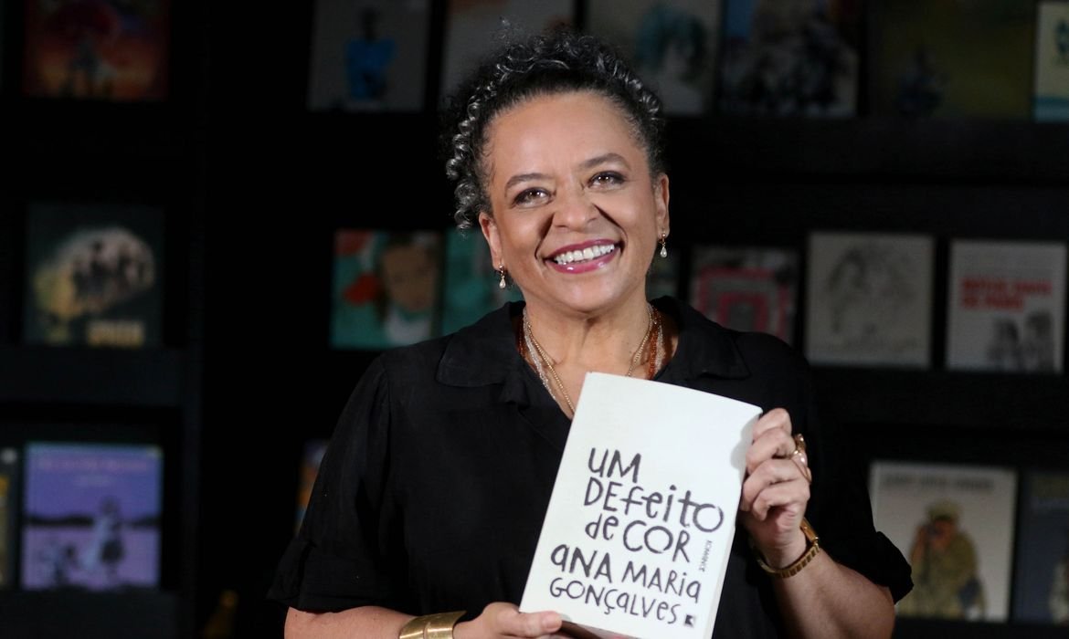 Ana Maria Gonçalves e seu \"Um Defeito de Cor\" chegam à ABL  