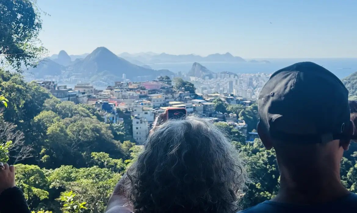 Trilha na Rocinha mostra Mata Atlântica e recuperação florestal no Rio