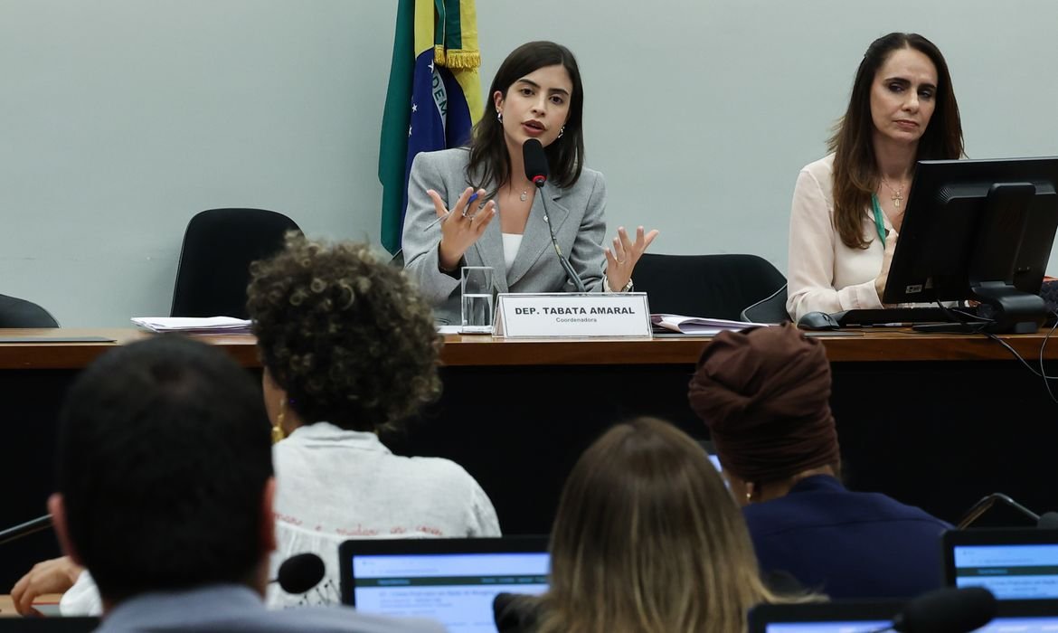 Proposta que criminaliza misoginia avança na Câmara dos Deputados