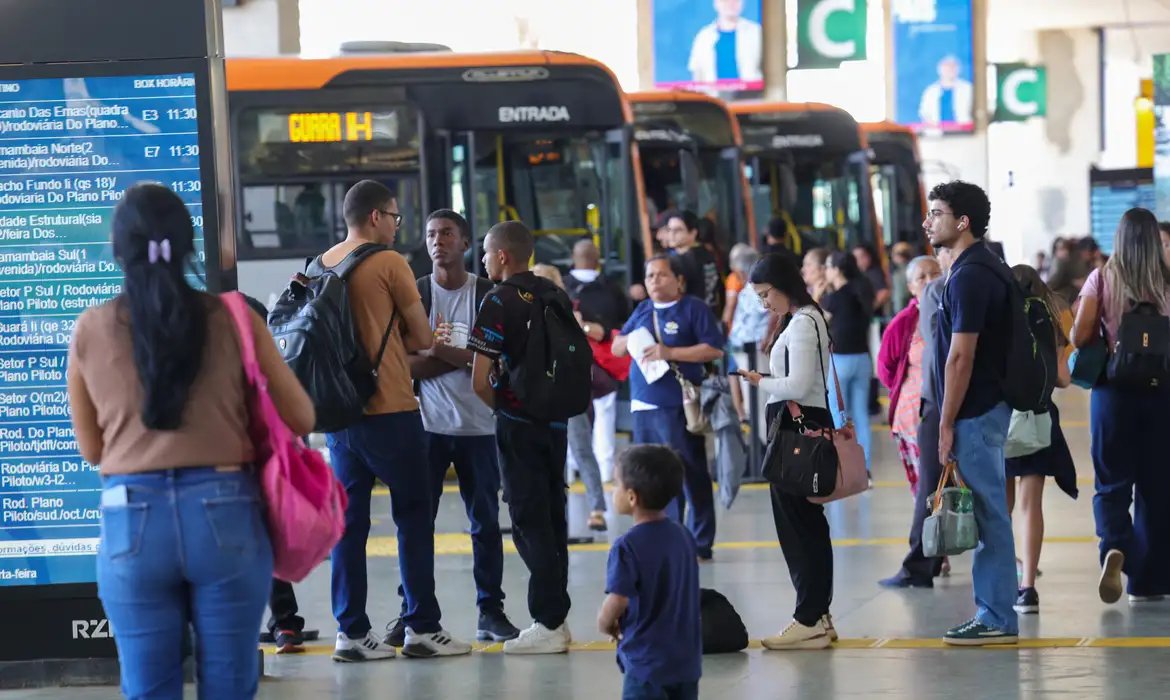 Setor de serviços fica estável em julho e sobe 2,4% em 12 meses