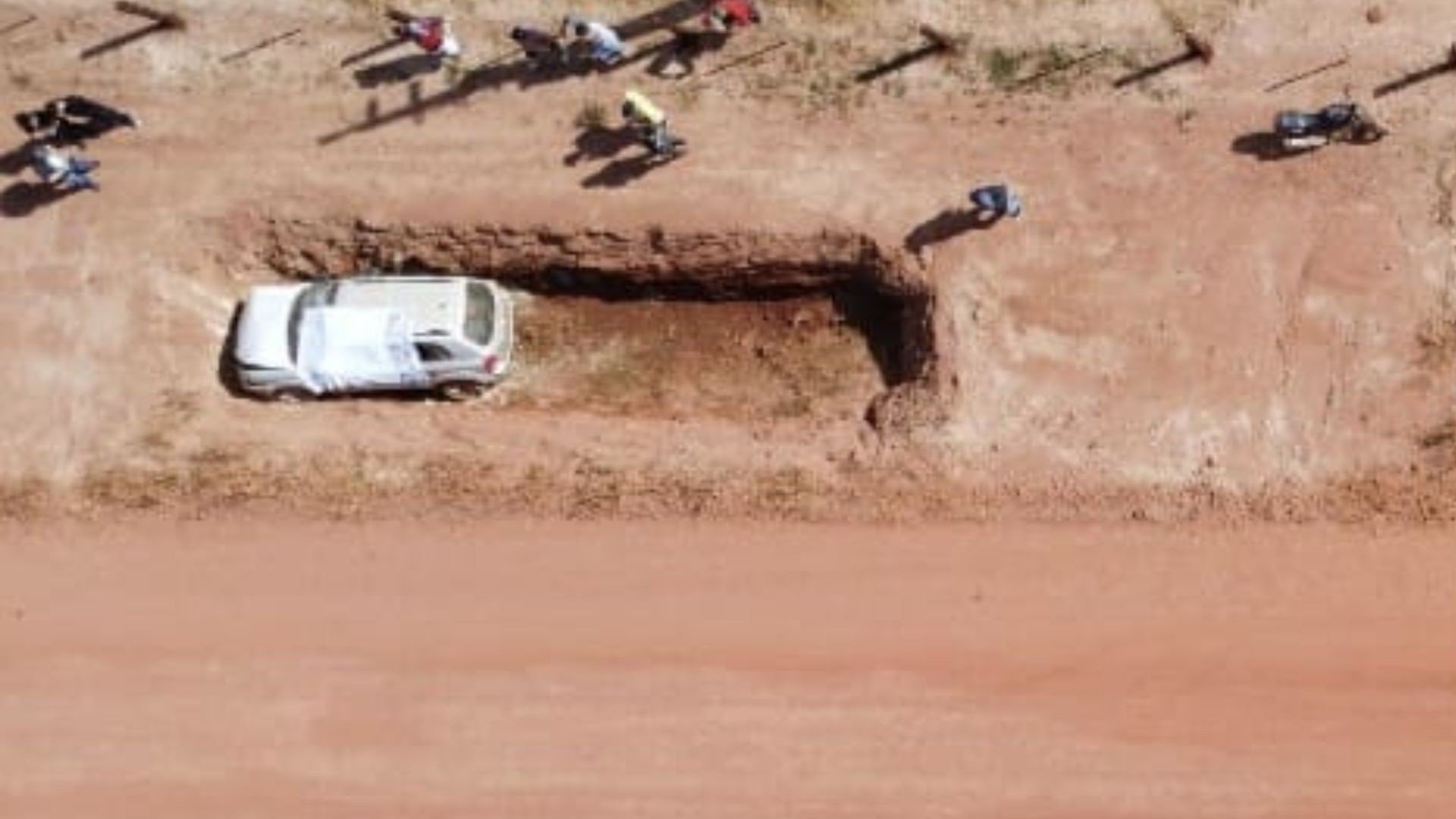 Motorista morre e passageiro fica ferido após carro cair em vala de fazenda em MT