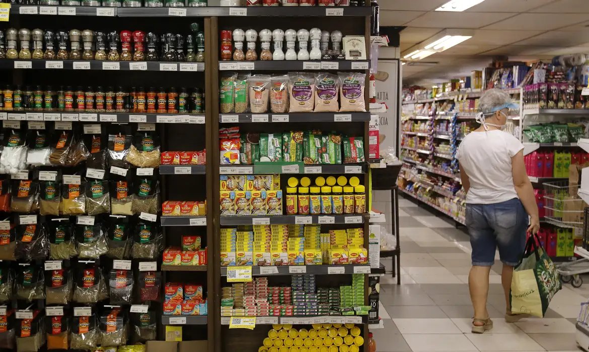 Fabricação de produto alimentício gerou mais emprego em 2024, diz IBGE