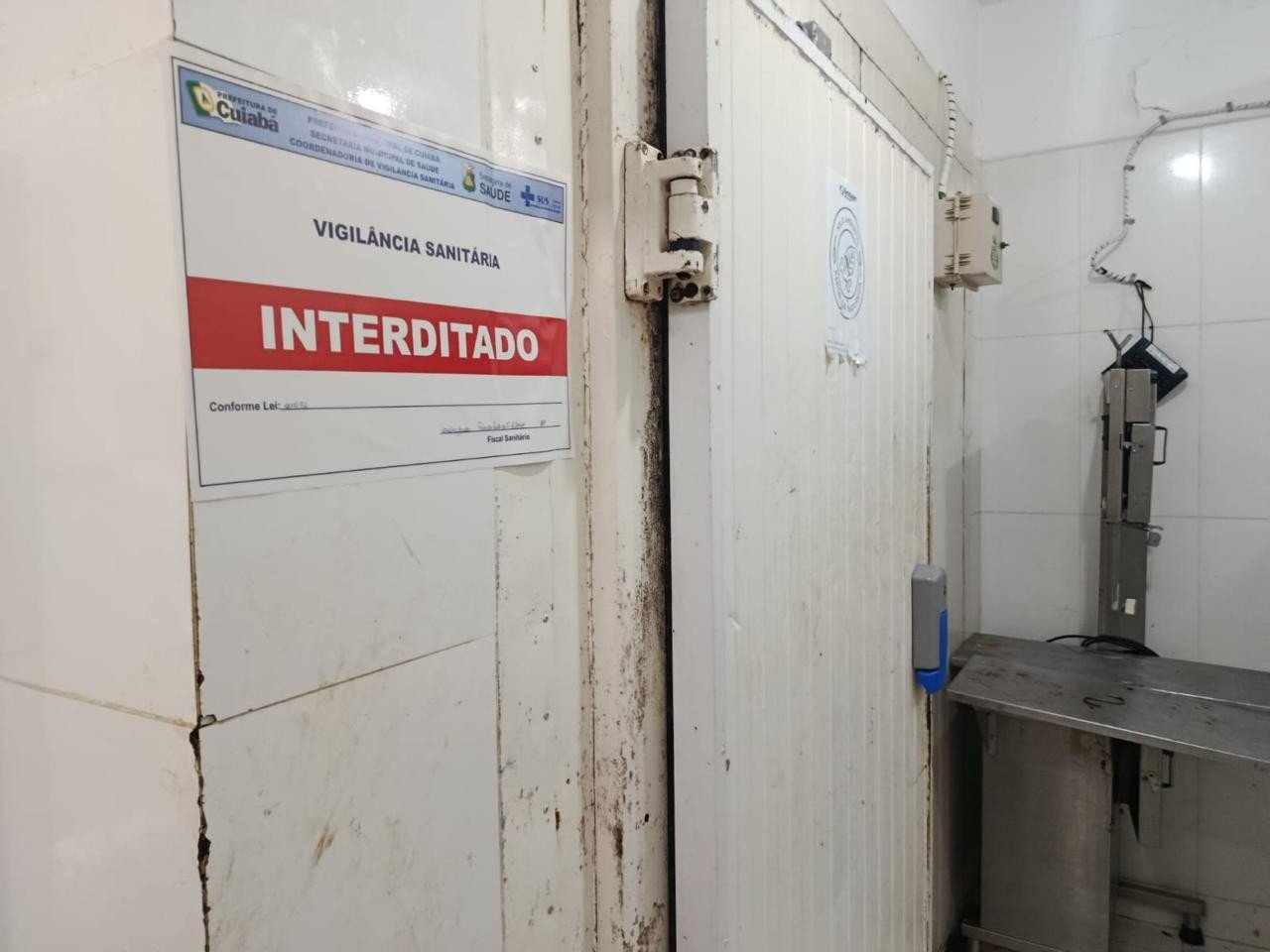 Vigilância descarta mais de 192 kg de carnes após encontrar baratas e veneno de rato em açougue de Cuiabá