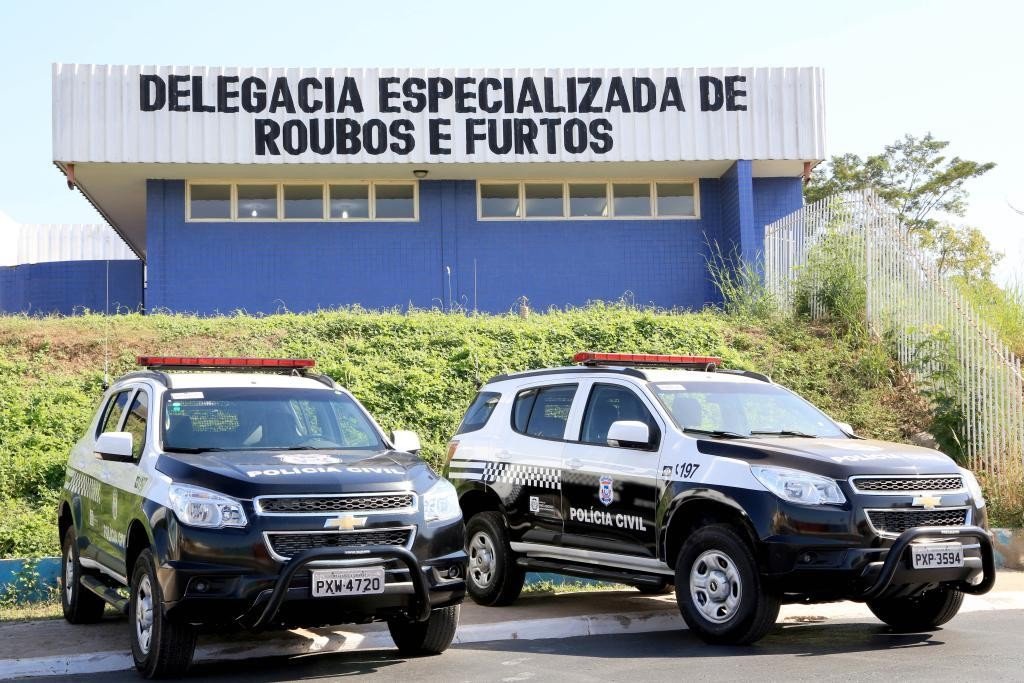 Mulher é agredida com pedaço de madeira e tem moto roubada por dois suspeitos em Cuiabá