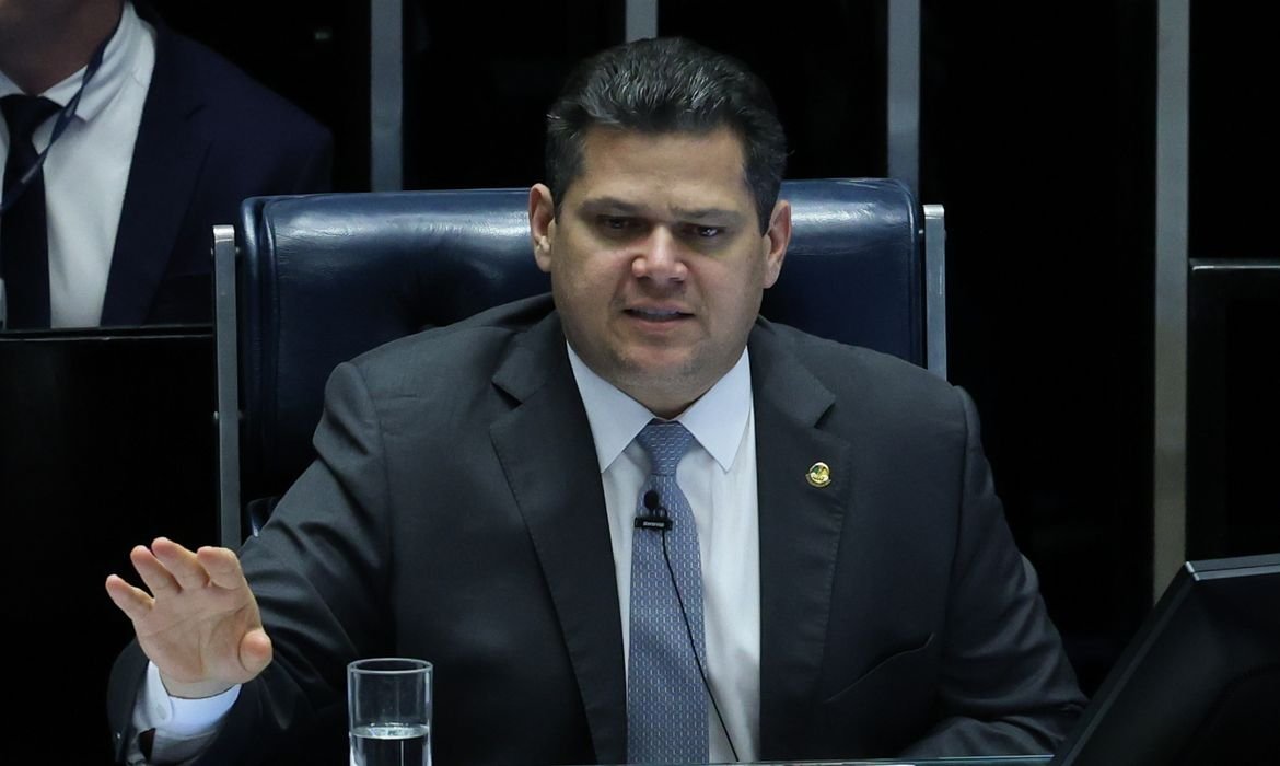 Alcolumbre quer pautar projeto da dosimetria assim que sair da Câmara