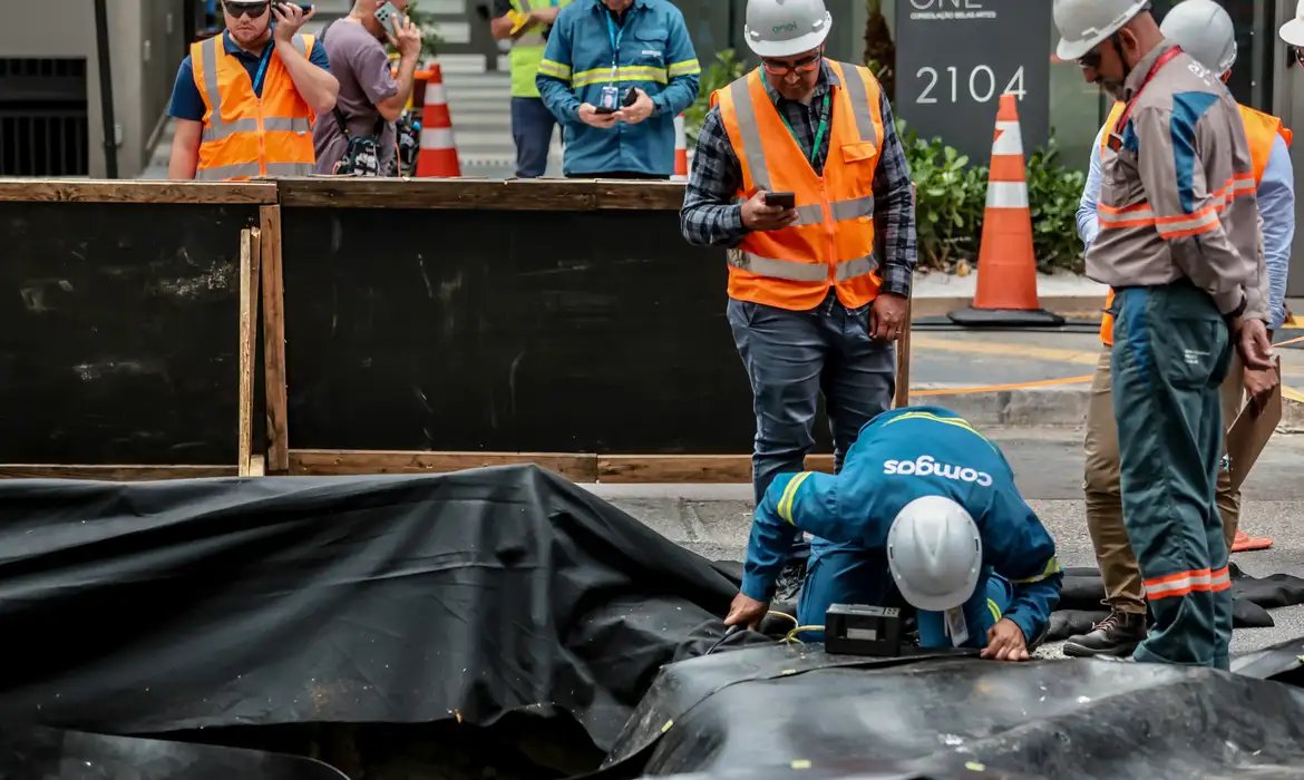 Enel constata gás no buraco aberto por explosão na rua da Consolação