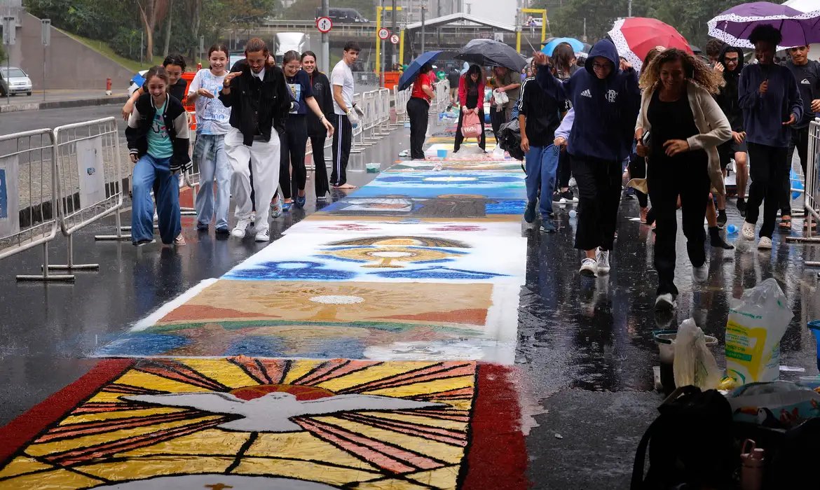 Fiéis enfrentam chuva para fazer tapetes de Corpus Christi no Rio