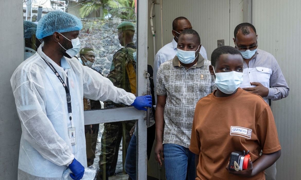 Uganda confirma mais três casos de ebola; total sobe para cinco