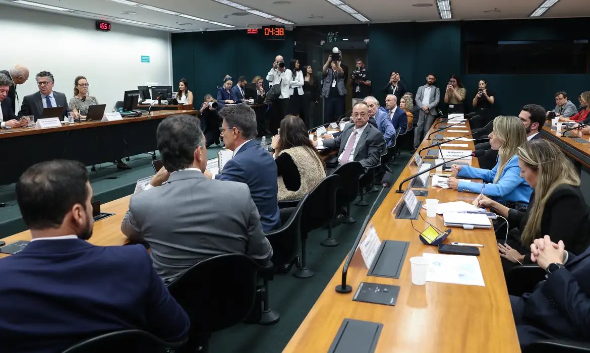  Pedido de vista adia votação da PEC do fim da escala 6X1