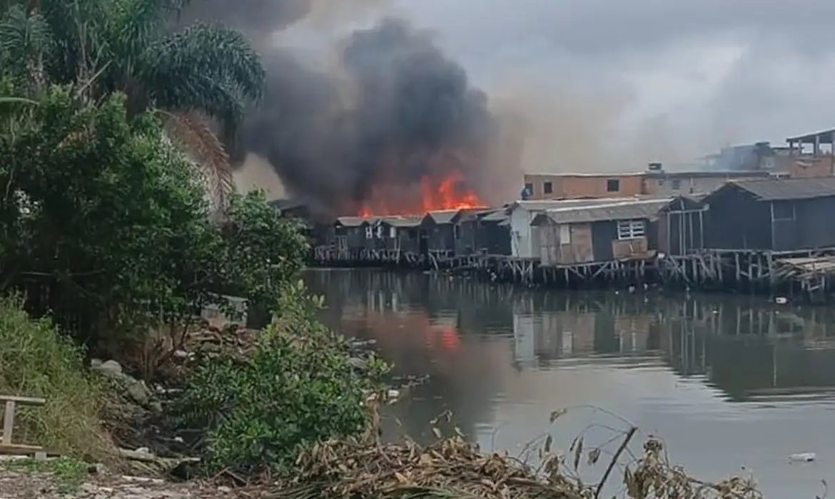 Incêndio destrói sete barracos no Dique da Vila Gilda, em Santos
