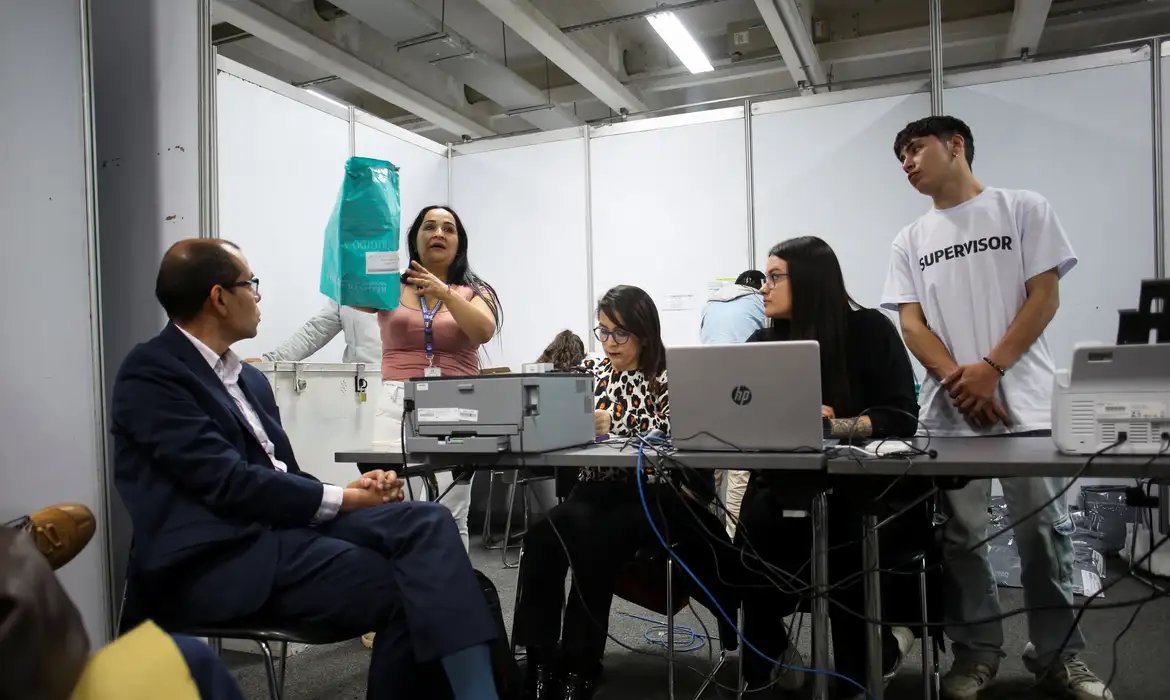 Presidente Petro denuncia fraude contra o voto na eleição da Colômbia