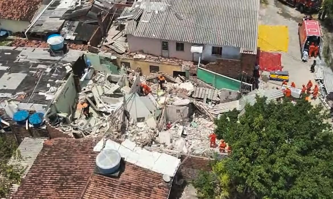 Desabamento em Olinda deixa dois mortos e feridos