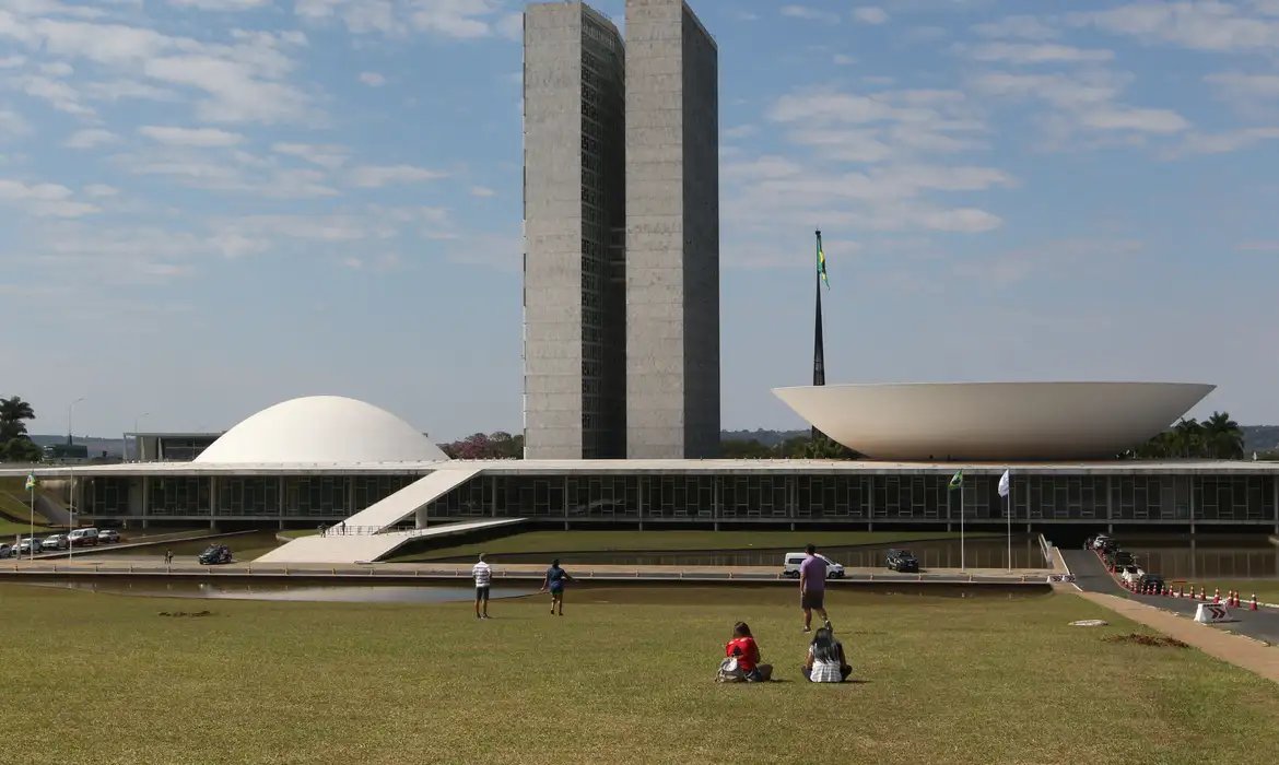 Calendário especial pode acelerar votação da PEC do fim da escala 6x1