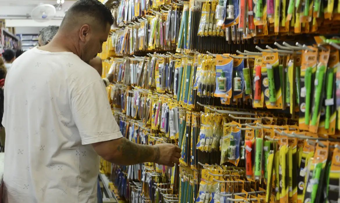 Preço de material escolar pode variar até 276% nas papelarias de SP