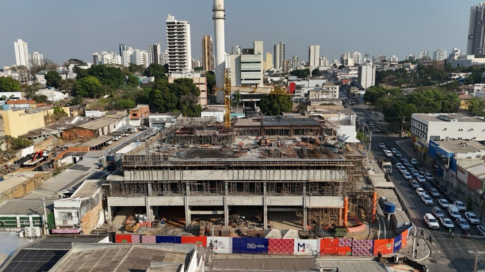 Grupo armado invade alojamento e sequestra 10 trabalhadores de obra do Mercado Municipal em Cuiabá