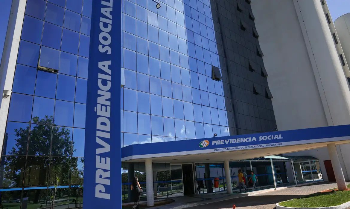 Fila do INSS cai ao menor nível em 21 meses, com 1,8 milhão de pedidos