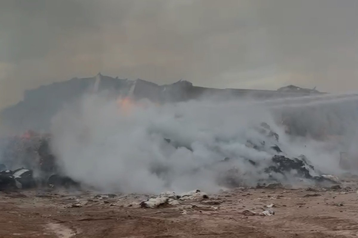 VÍDEO: incêndio que atingiu barracão de algodão é controlado após mais de 10 horas de combate em MT