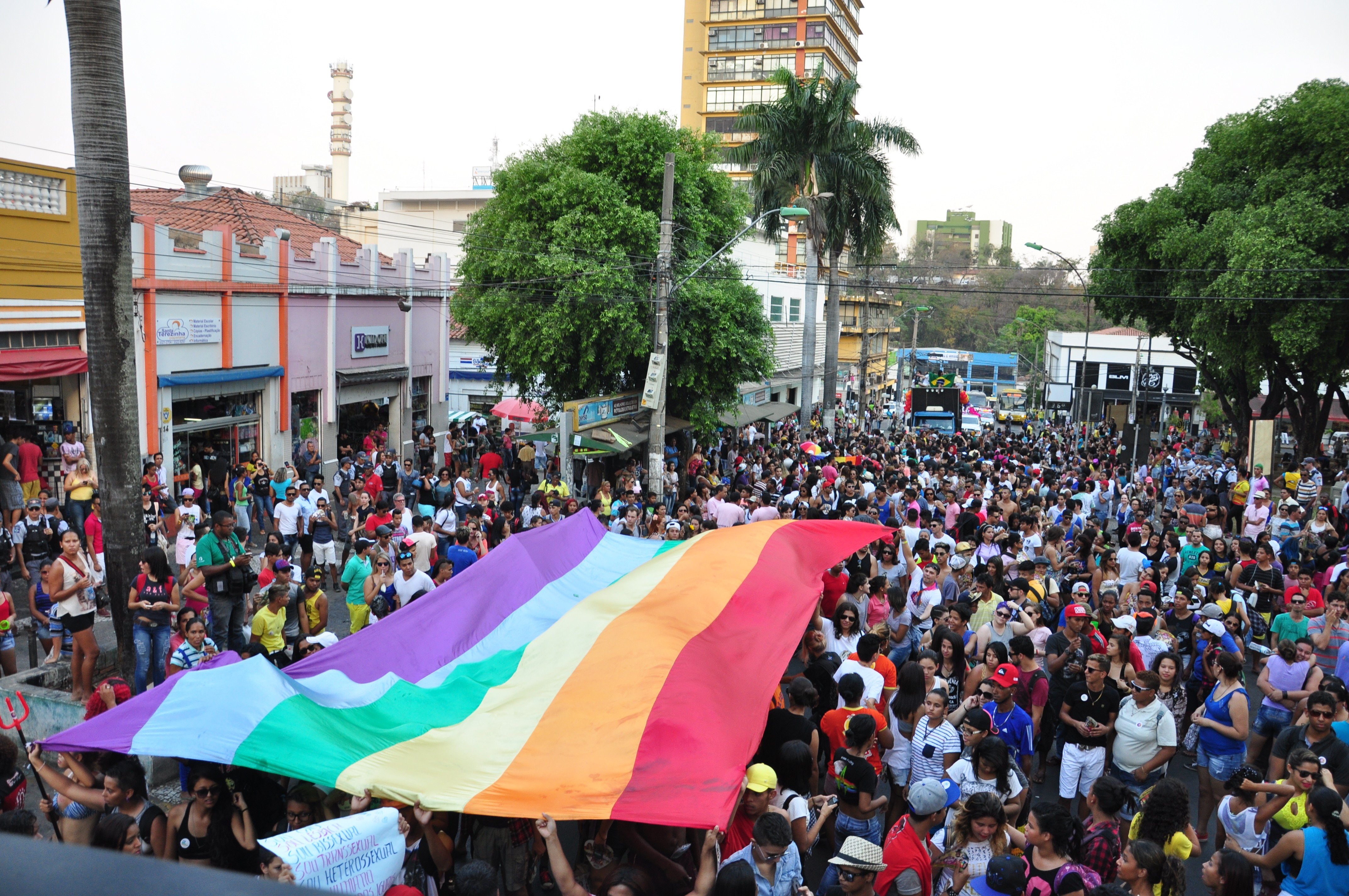 'Envelhecer com Orgulho': parada LGBTQIAPN+ em Cuiabá homenageia figuras do estado