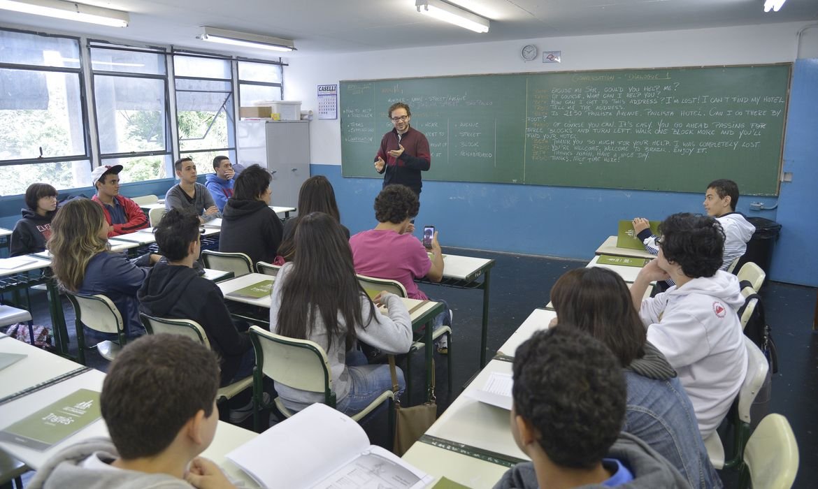 Piso do magistério tem reajuste de 5,4% e vai a R$ 5,1 mil em 2026