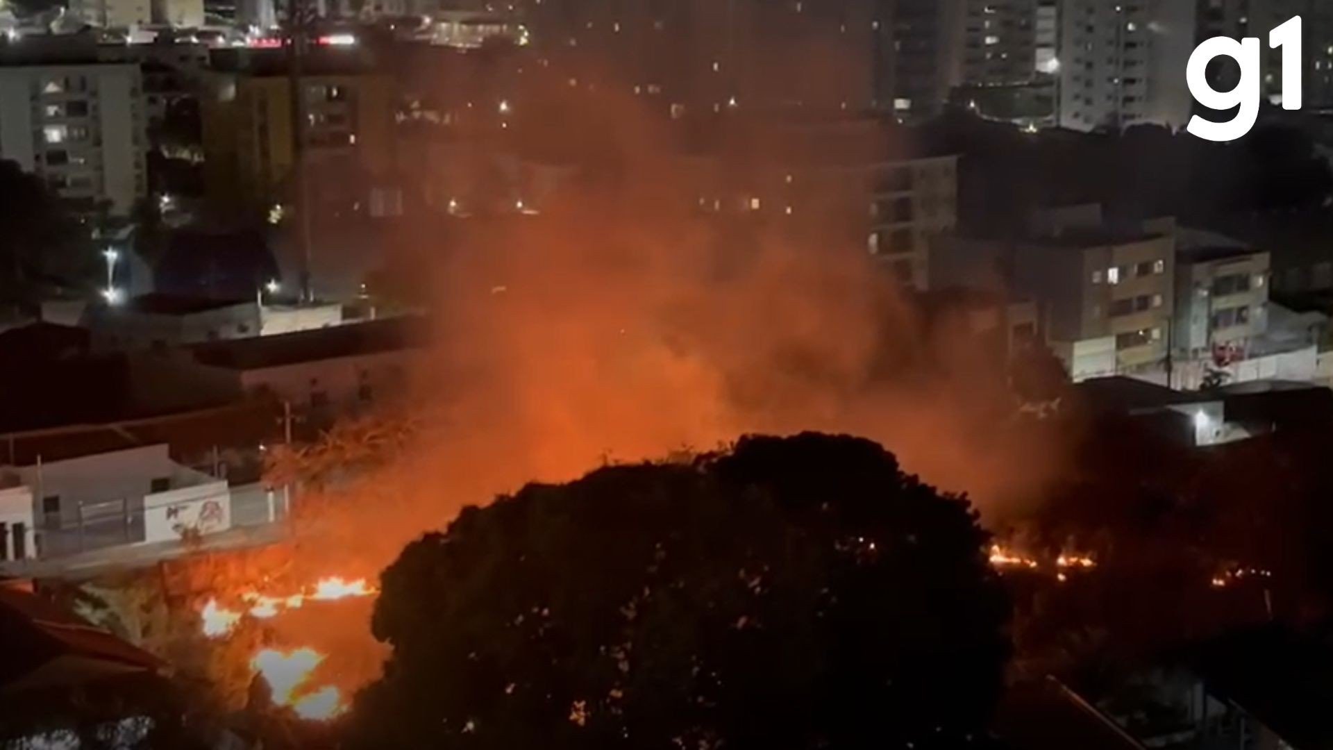 Vídeo: incêndio de grandes proporções atinge terreno no bairro Alvorada, em Cuiabá