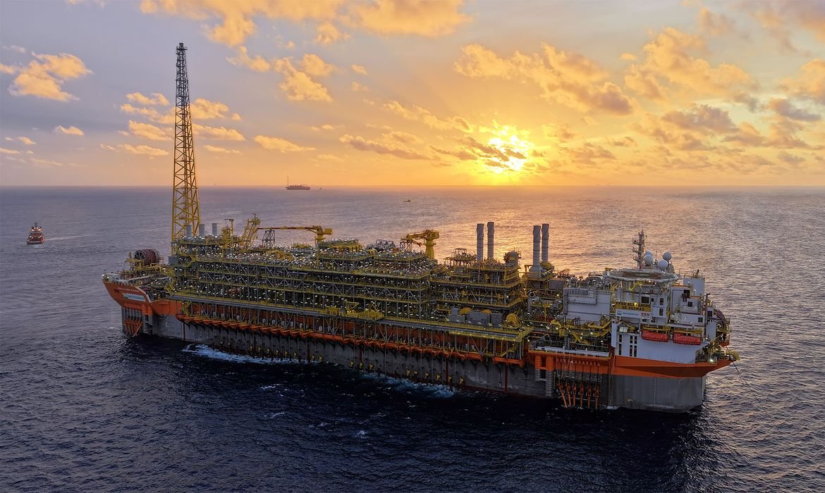 Navio-plataforma da Petrobras atinge produção máxima no pré-sal