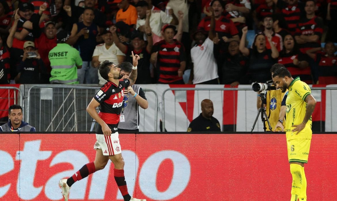 Flamengo vence e fica a um ponto do Palmeiras, líder do Brasileirão