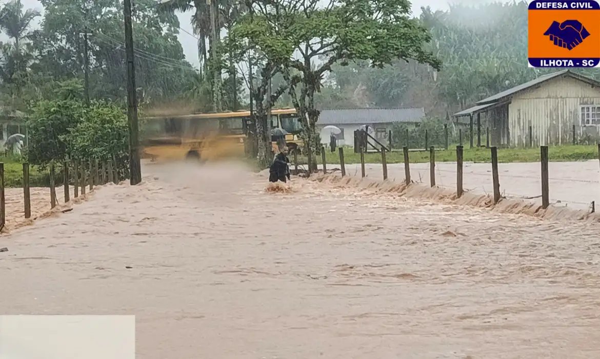 Temporais atingem norte de Santa Catarina e provocam alagamentos