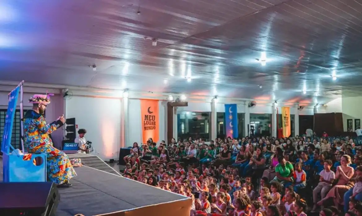Calila das Mercês lança livro e celebra literatura feita no interior