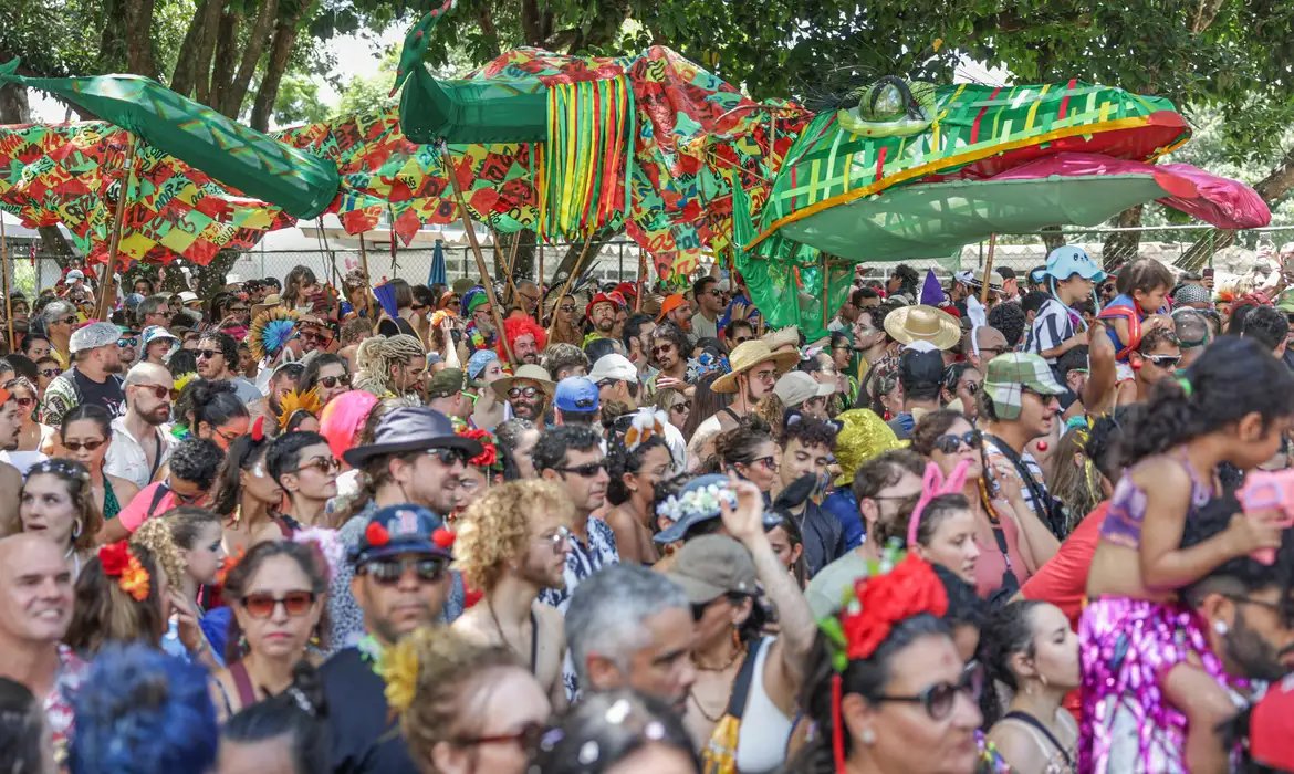 Calango Careta faz carnaval de rua \"raiz\" no último dia de festa no DF