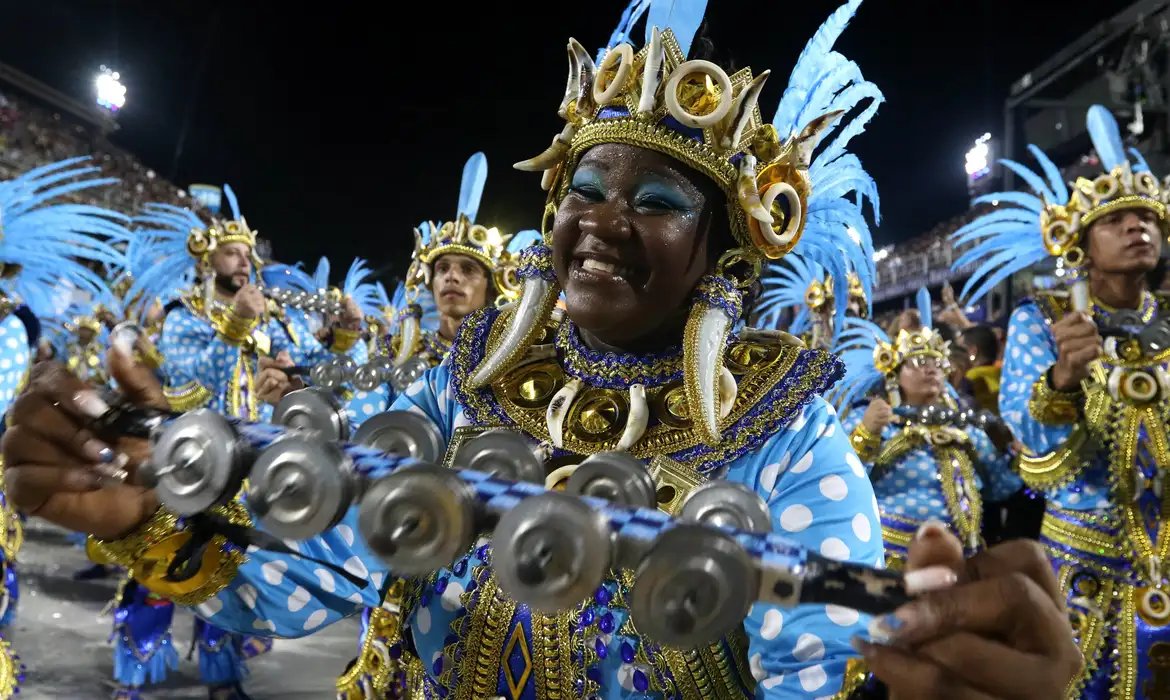 Governo repassa R$ 12 mi para escolas de samba do Rio 