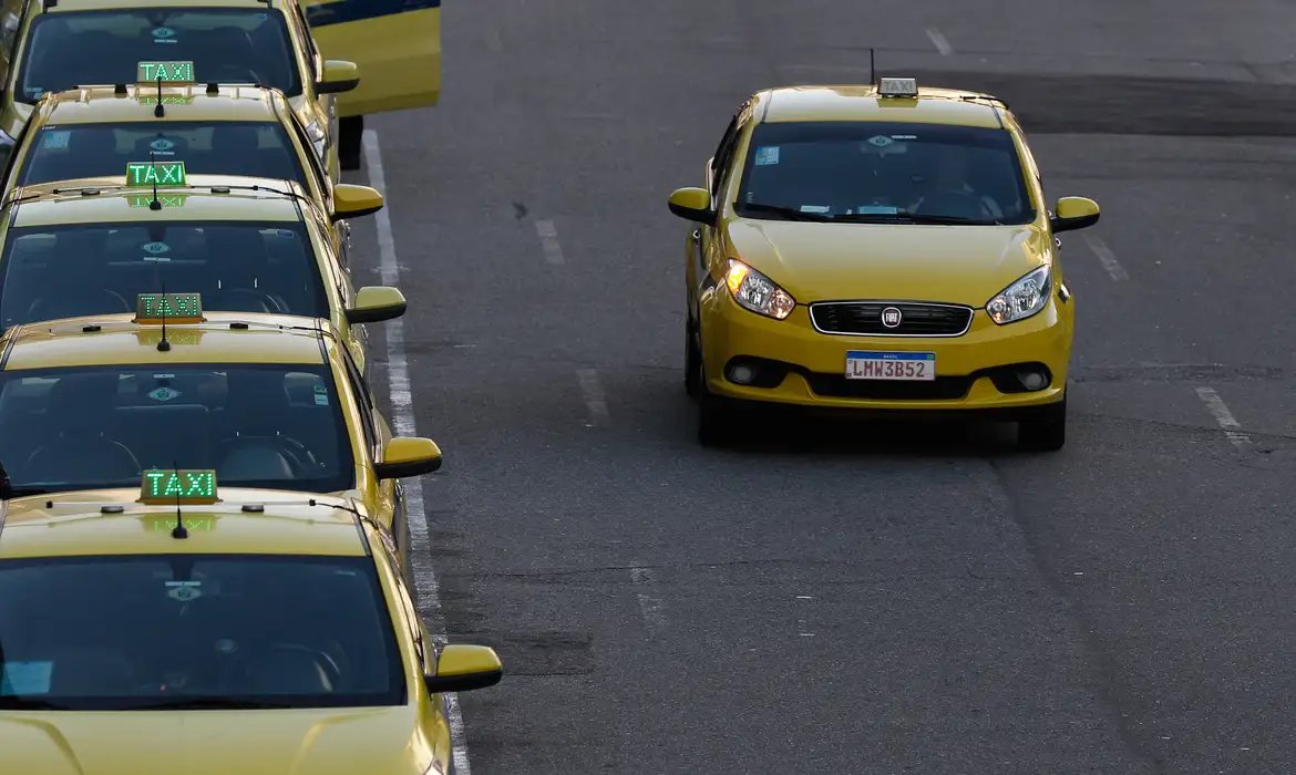 Governo publica MP que destina R$ 30 bi a taxistas e motoristas de app