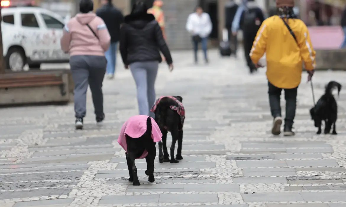 Semana começa com frente fria e chance de tempestade no Sul do País