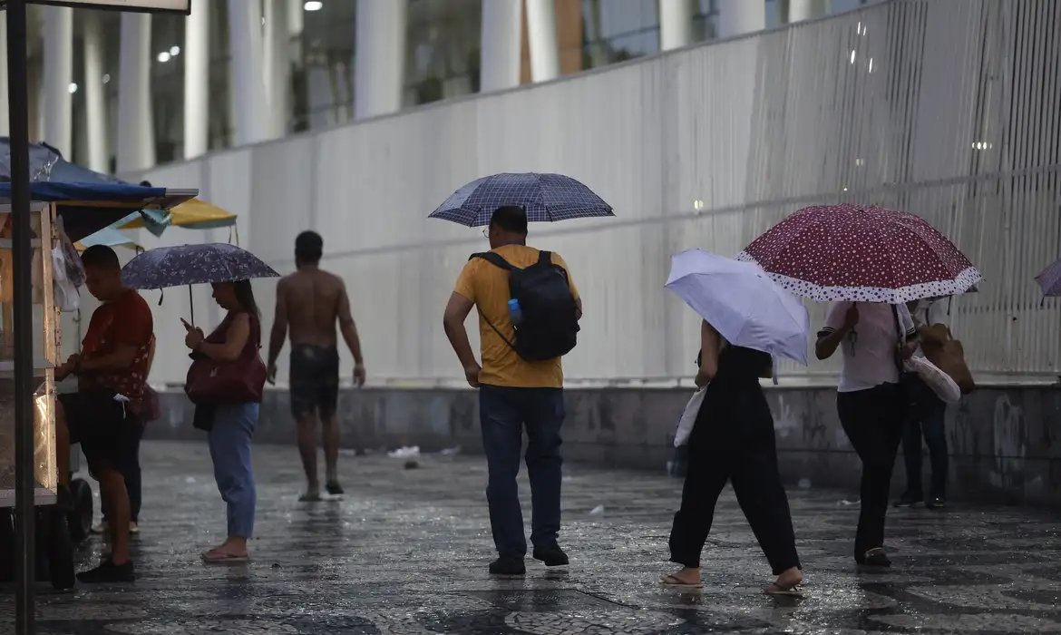 País com maioria das regiões em alerta de chuvas intensas nesta quarta