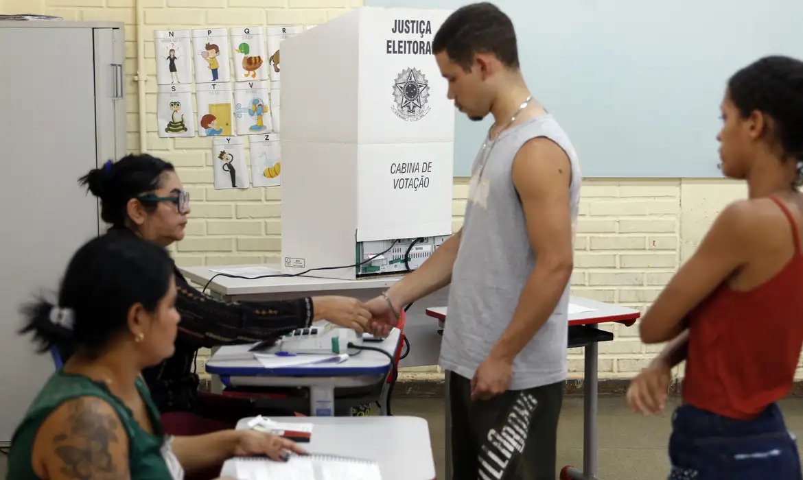Com envelhecimento da população, eleitorado jovem recua 22% em 16 anos