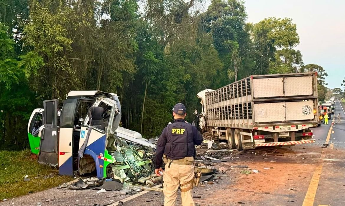 Acidente entre ônibus e caminhão mata 23 pessoas em estrada no Paraná