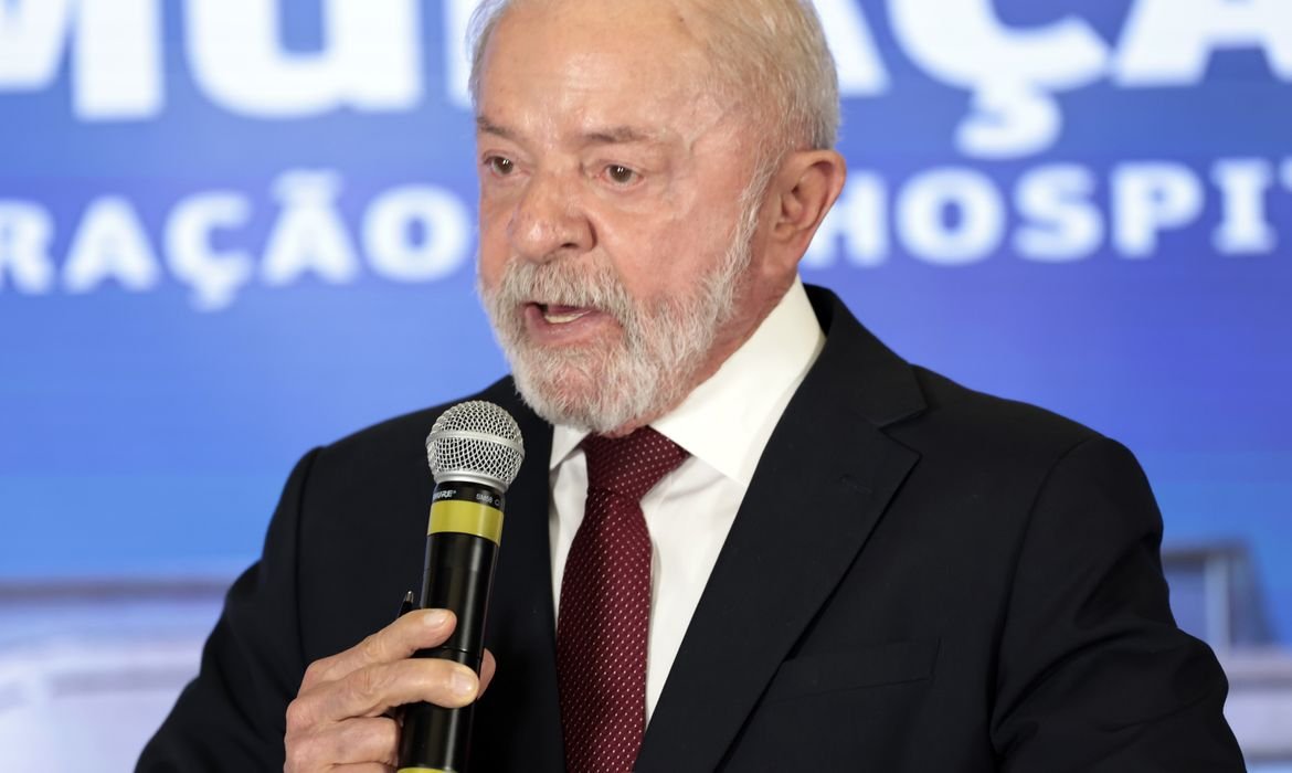 Lula assina MP e zera \"taxa das blusinhas\"