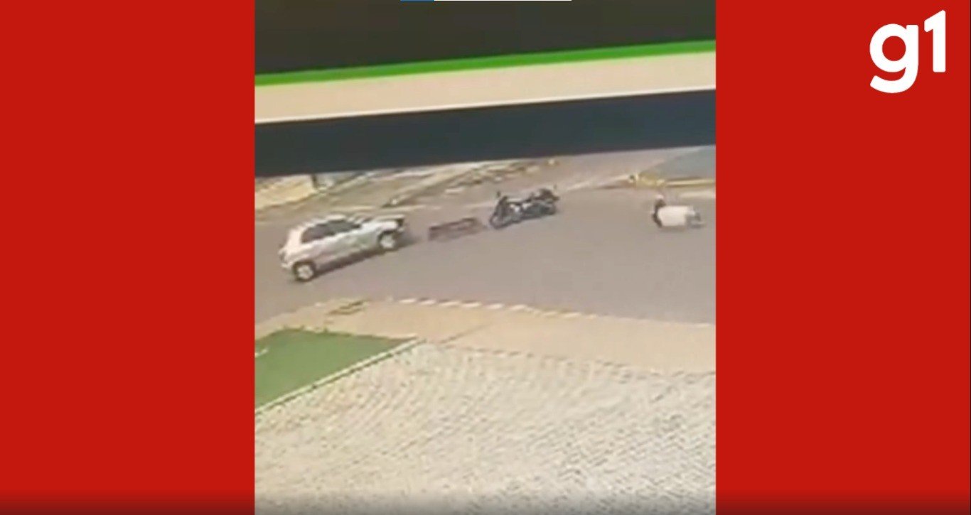 Mulher morre em acidente entre moto e carro de prefeitura em MT; vídeo