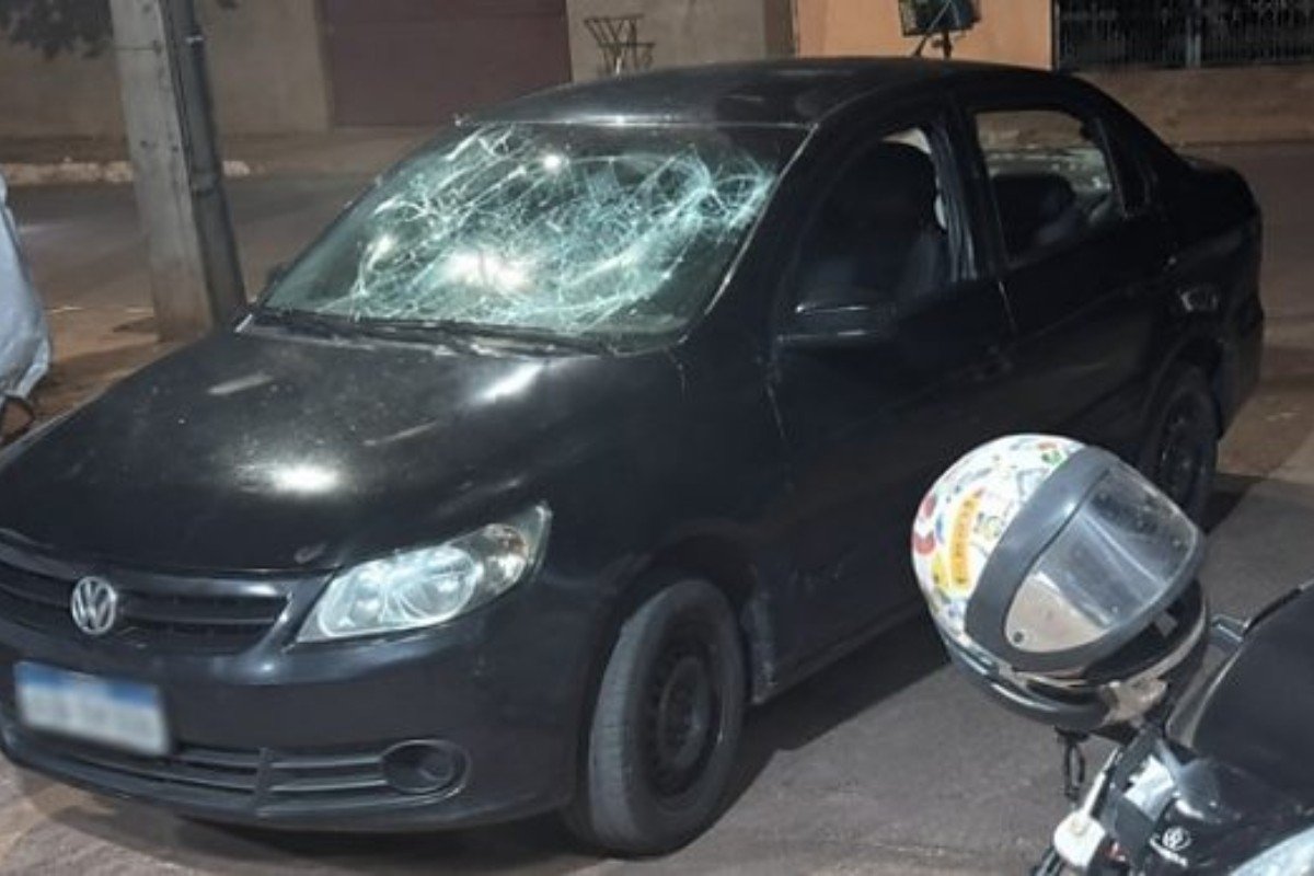 Mulher quebra vidros de carro com capacete e ex destrói moto após cobrança de R$ 30 mil em MT