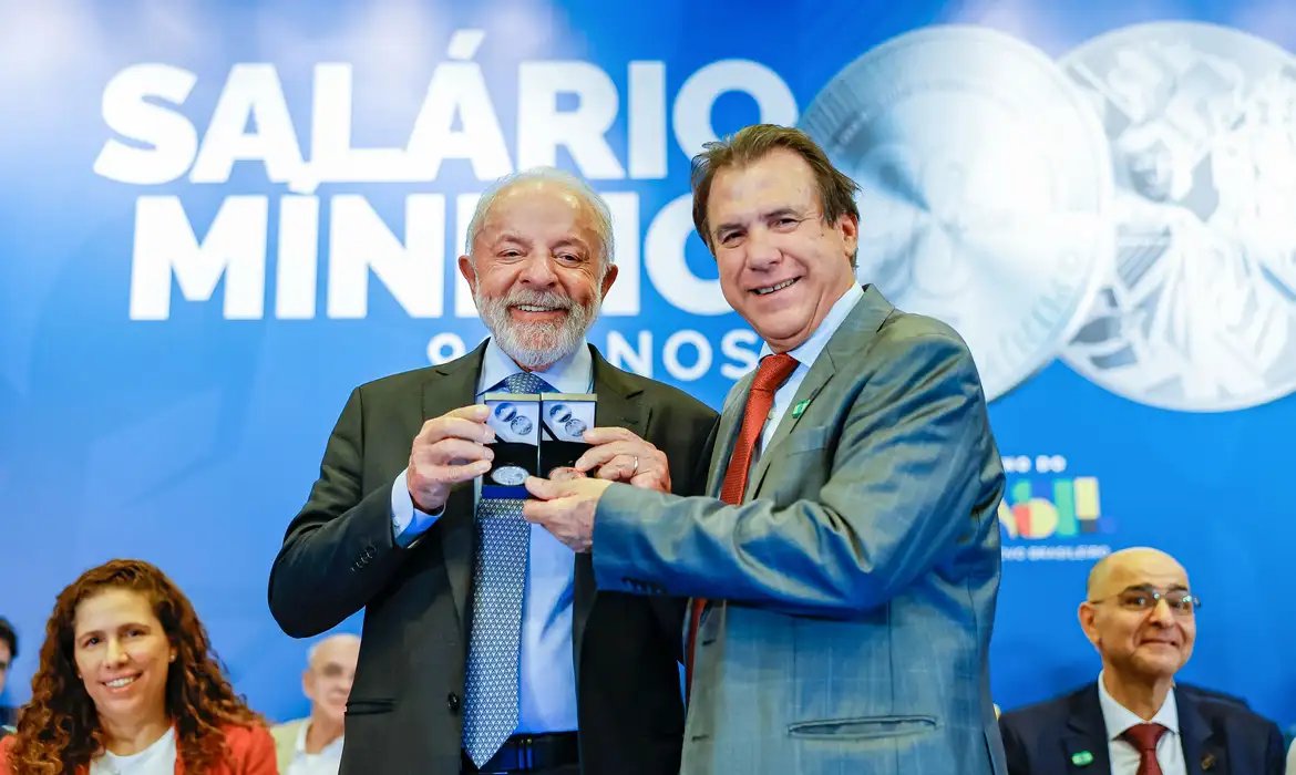 Lula diz que salário mínimo é baixo, mas aponta importância de direito