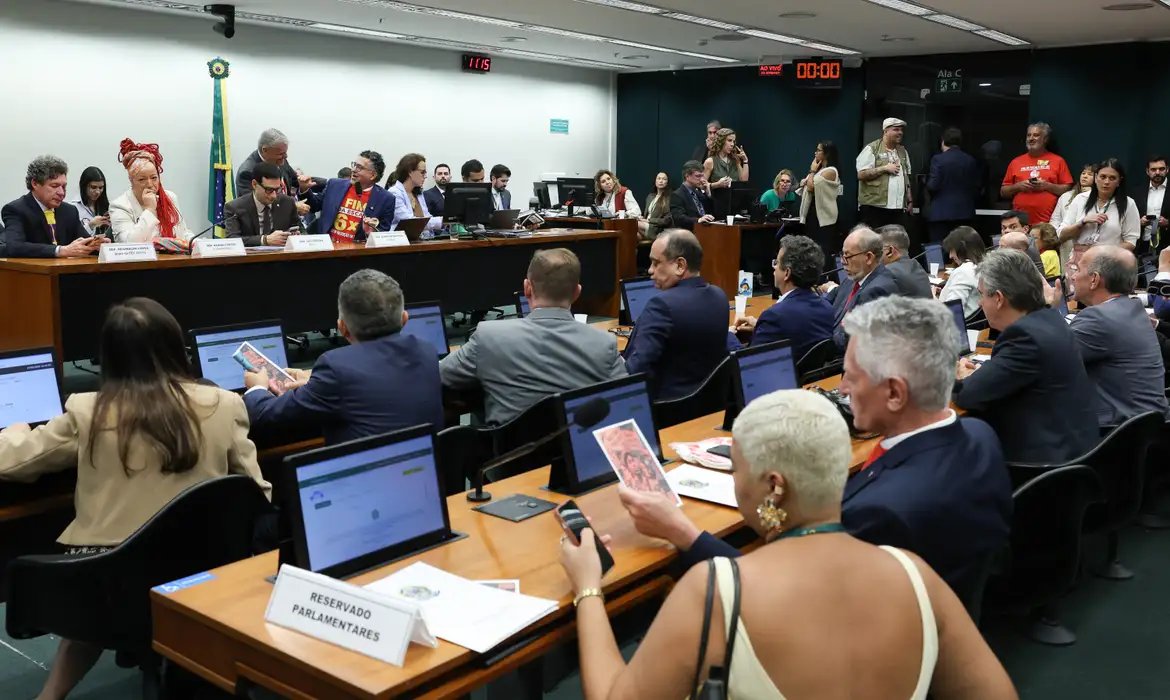 Oposição critica PEC do fim da escala 6x1 durante votação na Comissão