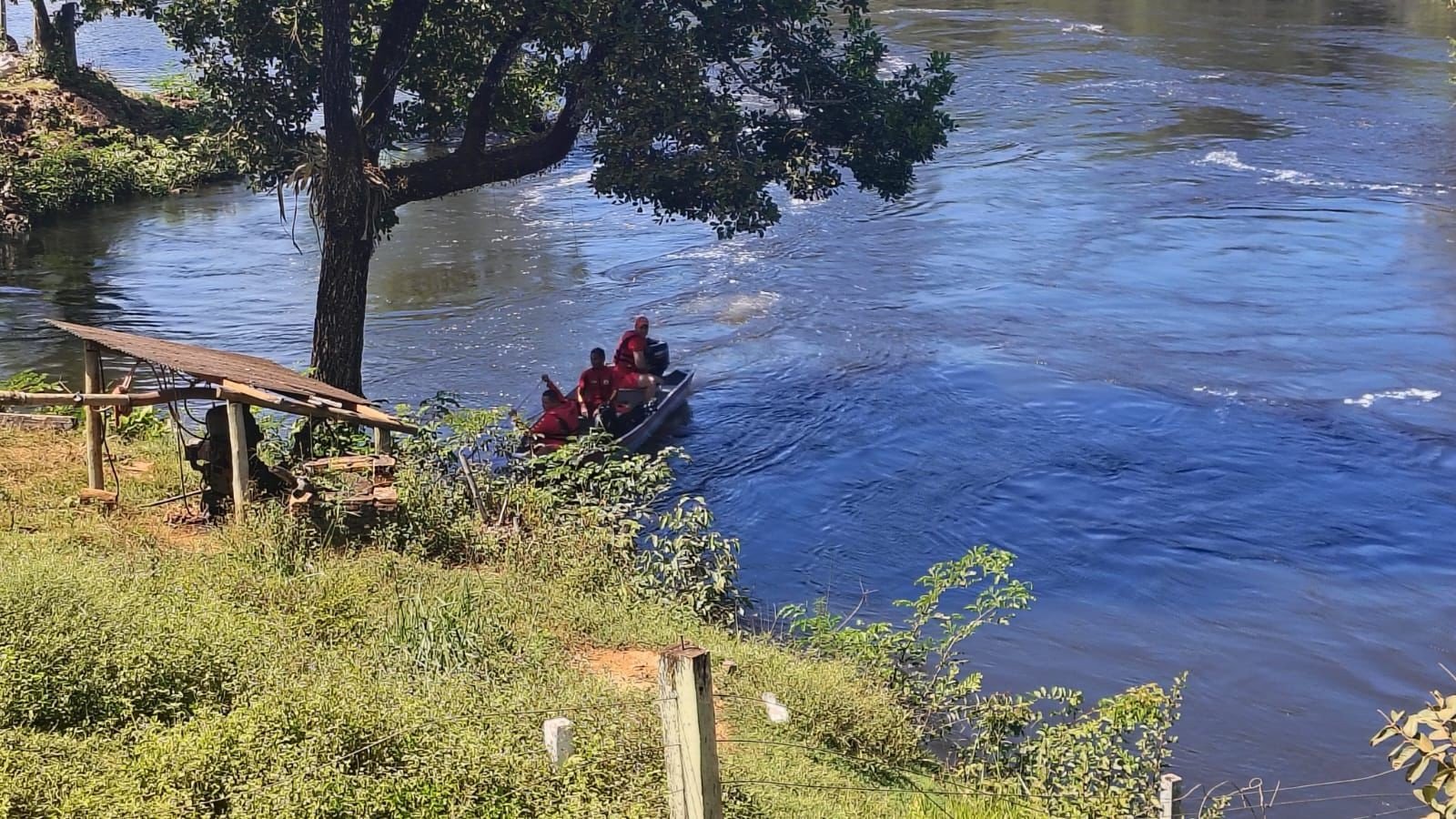 VÍDEO: carro derrapa em ponte e cai em rio de MT; bombeiros procuram vítimas há 2 dias