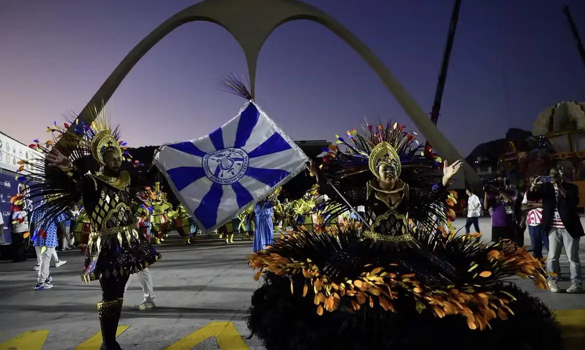 Desfiles do Grupo Especial abrem Carnaval com enredos potentes